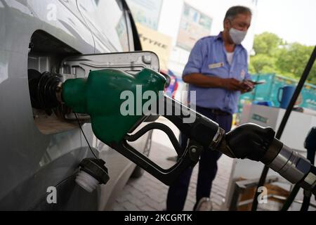 Un préposé à la station-service pompe de l'essence dans un 4-roues à une station-service à New Delhi, Inde sur 3 juillet 2021. Le prix de l'essence à Delhi a enfreint le repère ?99 par litre et se situe actuellement à ?99,16 tandis que le diesel continue à vendre à ?89,18. Les prix du carburant et de l'essence sont à un niveau record partout au pays. (Photo de Mayank Makhija/NurPhoto) Banque D'Images