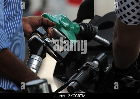 Un préposé à la station-service pompe de l'essence dans un deux-roues à une station-service de New Delhi, en Inde, sur 3 juillet 2021. Le prix de l'essence à Delhi a enfreint le repère ?99 par litre et se situe actuellement à ?99,16 tandis que le diesel continue à vendre à ?89,18. Les prix du carburant et de l'essence sont à un niveau record partout au pays. (Photo de Mayank Makhija/NurPhoto) Banque D'Images