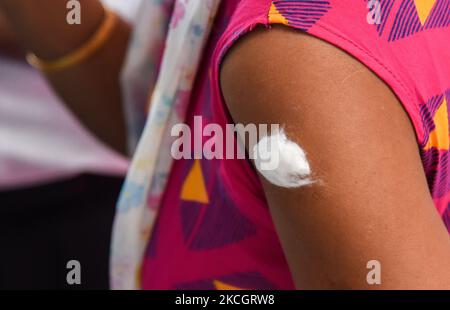 Une femme reçoit une dose du vaccin contre le coronavirus COVID-19 dans un centre de vaccination à Guwahati, Assam, Inde, samedi, 3 juillet 2021. (Photo de David Talukdar/NurPhoto) Banque D'Images