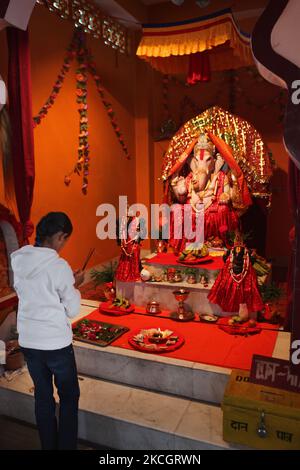 Une fille hindoue tient de l'encens alors qu'elle chante des prières devant un grand idole grand idole du Dieu hindou Ganesh au temple de Ganeshtok à Gangtok, Sikkim, Inde, sur 04 juin 2010. Ganeshtok est le plus grand temple de Ganesh à Sikkim. Lord Ganesh est considéré comme la bonne chance et l'élimination des obstacles dans la religion hindoue. (Photo de Creative Touch Imaging Ltd./NurPhoto) Banque D'Images