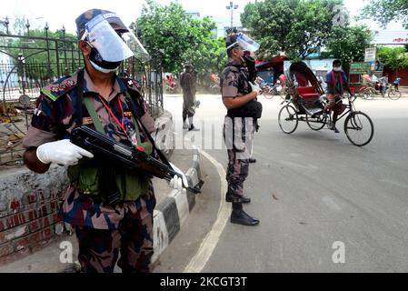 Le personnel des gardes-frontières du Bangladesh patrouille dans la rue à un point de contrôle pendant le confinement rigoureux du coronavirus Covid-19 à Dhaka, au Bangladesh, sur 3 juillet 2021. Les autorités bangladaises ont imposé le confinement à l'échelle nationale pendant une semaine, en raison de l'augmentation des infections à coronavirus et des décès liés au coronavirus dans le pays. (Photo par Mamunur Rashid/NurPhoto) Banque D'Images