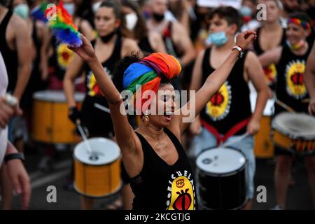 World Pride Madrid 2021 le 3rd juillet. Les membres de la FELGTB (Fédération nationale des lesbiennes, gays, transsexuels et bisexuels) et de la COGAM (Association des lesbiennes, gays, transsexuels et bisexuels de Madrid), en collaboration avec l'AEGAL, participent au défilé annuel de la fierté à Madrid sous la devise « les droits de l'homme ne sont pas négociés, ils sont légiférés : TRANS Law Now" à Madrid, le 3rd juillet 2021. (Photo de Juan Carlos Lucas/NurPhoto) Banque D'Images