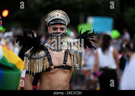 World Pride Madrid 2021 le 3rd juillet. Les membres de la FELGTB (Fédération nationale des lesbiennes, gays, transsexuels et bisexuels) et de la COGAM (Association des lesbiennes, gays, transsexuels et bisexuels de Madrid), en collaboration avec l'AEGAL, participent au défilé annuel de la fierté à Madrid sous la devise « les droits de l'homme ne sont pas négociés, ils sont légiférés : TRANS Law Now" à Madrid, le 3rd juillet 2021. (Photo de Juan Carlos Lucas/NurPhoto) Banque D'Images