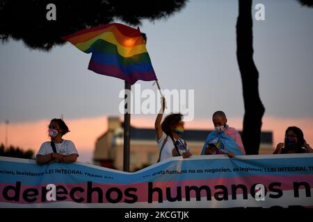 World Pride Madrid 2021 le 3rd juillet. Les membres de la FELGTB (Fédération nationale des lesbiennes, gays, transsexuels et bisexuels) et de la COGAM (Association des lesbiennes, gays, transsexuels et bisexuels de Madrid), en collaboration avec l'AEGAL, participent au défilé annuel de la fierté à Madrid sous la devise « les droits de l'homme ne sont pas négociés, ils sont légiférés : TRANS Law Now" à Madrid, le 3rd juillet 2021. (Photo de Juan Carlos Lucas/NurPhoto) Banque D'Images