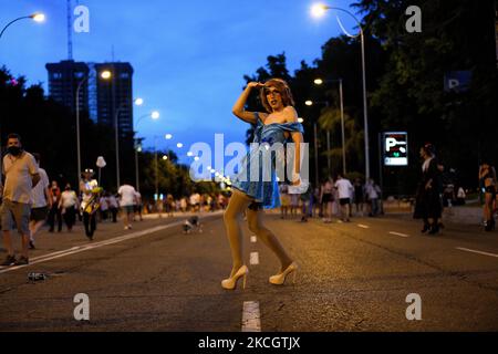 World Pride Madrid 2021 le 3rd juillet. Les membres de la FELGTB (Fédération nationale des lesbiennes, gays, transsexuels et bisexuels) et de la COGAM (Association des lesbiennes, gays, transsexuels et bisexuels de Madrid), en collaboration avec l'AEGAL, participent au défilé annuel de la fierté à Madrid sous la devise « les droits de l'homme ne sont pas négociés, ils sont légiférés : TRANS Law Now" à Madrid, le 3rd juillet 2021. (Photo de Juan Carlos Lucas/NurPhoto) Banque D'Images