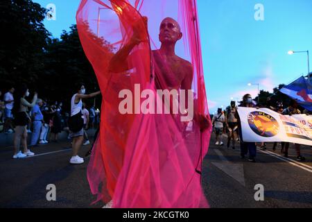 World Pride Madrid 2021 le 3rd juillet. Les membres de la FELGTB (Fédération nationale des lesbiennes, gays, transsexuels et bisexuels) et de la COGAM (Association des lesbiennes, gays, transsexuels et bisexuels de Madrid), en collaboration avec l'AEGAL, participent au défilé annuel de la fierté à Madrid sous la devise « les droits de l'homme ne sont pas négociés, ils sont légiférés : TRANS Law Now" à Madrid, le 3rd juillet 2021. (Photo de Juan Carlos Lucas/NurPhoto) Banque D'Images