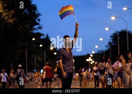 World Pride Madrid 2021 le 3rd juillet. Les membres de la FELGTB (Fédération nationale des lesbiennes, gays, transsexuels et bisexuels) et de la COGAM (Association des lesbiennes, gays, transsexuels et bisexuels de Madrid), en collaboration avec l'AEGAL, participent au défilé annuel de la fierté à Madrid sous la devise « les droits de l'homme ne sont pas négociés, ils sont légiférés : TRANS Law Now" à Madrid, le 3rd juillet 2021. (Photo de Juan Carlos Lucas/NurPhoto) Banque D'Images