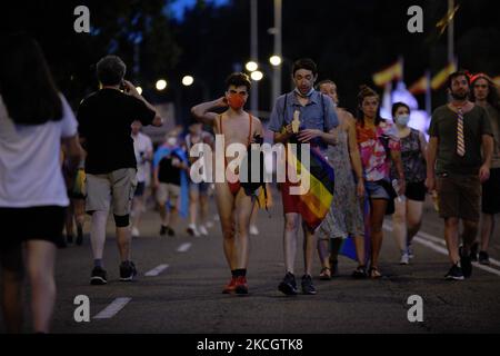 World Pride Madrid 2021 le 3rd juillet. Les membres de la FELGTB (Fédération nationale des lesbiennes, gays, transsexuels et bisexuels) et de la COGAM (Association des lesbiennes, gays, transsexuels et bisexuels de Madrid), en collaboration avec l'AEGAL, participent au défilé annuel de la fierté à Madrid sous la devise « les droits de l'homme ne sont pas négociés, ils sont légiférés : TRANS Law Now" à Madrid, le 3rd juillet 2021. (Photo de Juan Carlos Lucas/NurPhoto) Banque D'Images