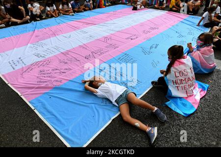 World Pride Madrid 2021 le 3rd juillet. Les membres de la FELGTB (Fédération nationale des lesbiennes, gays, transsexuels et bisexuels) et de la COGAM (Association des lesbiennes, gays, transsexuels et bisexuels de Madrid), en collaboration avec l'AEGAL, participent au défilé annuel de la fierté à Madrid sous la devise « les droits de l'homme ne sont pas négociés, ils sont légiférés : TRANS Law Now" à Madrid, le 3rd juillet 2021. (Photo de Juan Carlos Lucas/NurPhoto) Banque D'Images