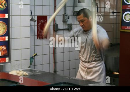 Chef chinois pétrissant la pâte dans un restaurant Schezwan à Markham, Ontario, Canada. (Photo de Creative Touch Imaging Ltd./NurPhoto) Banque D'Images