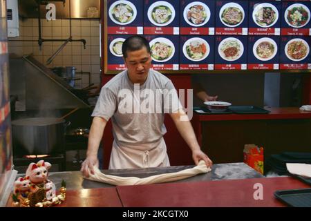 Chef chinois pétrissant la pâte dans un restaurant Schezwan à Markham, Ontario, Canada. (Photo de Creative Touch Imaging Ltd./NurPhoto) Banque D'Images