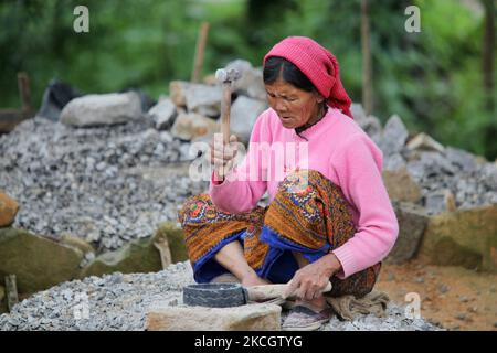 Une ouvrier népalais casse des roches en gravier avec un outil en caoutchouc avec une poignée en bois et un petit marteau à Khechuperi, Sikkim, Inde. Le gravier sera utilisé pour fabriquer du ciment pour la construction. (Photo de Creative Touch Imaging Ltd./NurPhoto) Banque D'Images