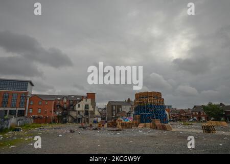 Des palettes en bois empilées pour construire le feu de joie de la onzième nuit, en prévision des célébrations du 12 juillet, vu dans le sud de Belfast, près des jardins botaniques. Samedi 03 juillet 2021, à Belfast, Irlande du Nord (photo d'Artur Widak/NurPhoto) Banque D'Images