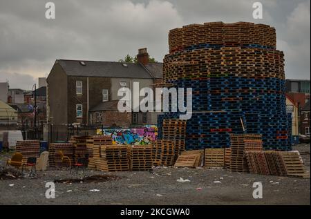 Des palettes en bois empilées pour construire le feu de joie de la onzième nuit, en prévision des célébrations du 12 juillet, vu dans le sud de Belfast, près des jardins botaniques. Samedi 03 juillet 2021, à Belfast, Irlande du Nord (photo d'Artur Widak/NurPhoto) Banque D'Images