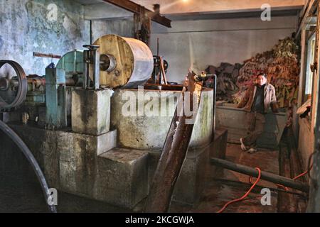 Un grand réservoir sature et mélange l'eau avec des morceaux de papier recyclé dans une boue qui sera ensuite faite en nouveau papier à l'industrie des chalets à Gangtok, Sikkim, Inde. Le Cottage Industry Institute enseigne un métier aux femmes et aux enfants. (Photo de Creative Touch Imaging Ltd./NurPhoto) Banque D'Images