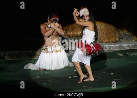 Des danseurs hawaïens effectuent une danse polynésienne traditionnelle au Centre culturel polynésien sur l'île d'Oahu, Hawaï, États-Unis. (Photo de Creative Touch Imaging Ltd./NurPhoto) Banque D'Images