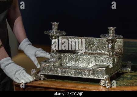 LONDRES, ROYAUME-UNI - 05 JUILLET 2021 : un membre du personnel ajuste le Seven Liberal Arts Inkstand, un Charles I Silver inkstand, le design et la chasse attribués à Christiaen van Vianen, d'estimer £1 000 000-1 500 000 au cours d'un appel photo pour la semaine classique à la maison de vente aux enchères Christie's, Une série marquise de neuf enchères qui présentent des œuvres d'art de l'antiquité au 20th siècle sur 05 juillet 2021 à Londres, en Angleterre. (Photo de Wiktor Szymanowicz/NurPhoto) Banque D'Images