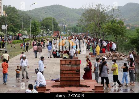 Les gens se rassemblent à Jal Mahal après de fortes pluies à Jaipur, Rajasthan, Inde, dimanche, 4 juillet, 2021. (Photo de Vishal Bhatnagar/NurPhoto) Banque D'Images