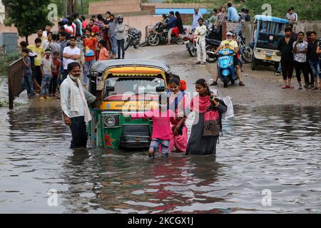 Les navetteurs ont traversé une route en eau après de fortes pluies à Jaipur, Rajasthan, Inde, dimanche, 4 juillet, 2021. (Photo de Vishal Bhatnagar/NurPhoto) Banque D'Images