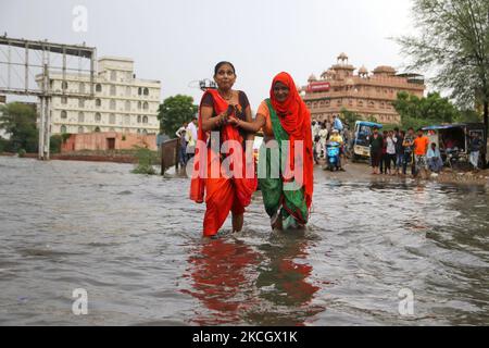 Les navetteurs ont traversé une route en eau après de fortes pluies à Jaipur, Rajasthan, Inde, dimanche, 4 juillet, 2021. (Photo de Vishal Bhatnagar/NurPhoto) Banque D'Images