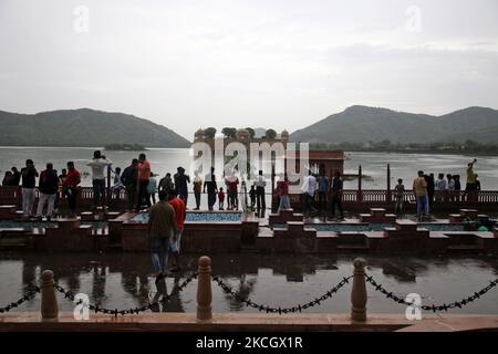 Les gens se rassemblent à Jal Mahal après de fortes pluies à Jaipur, Rajasthan, Inde, dimanche, 4 juillet, 2021. (Photo de Vishal Bhatnagar/NurPhoto) Banque D'Images