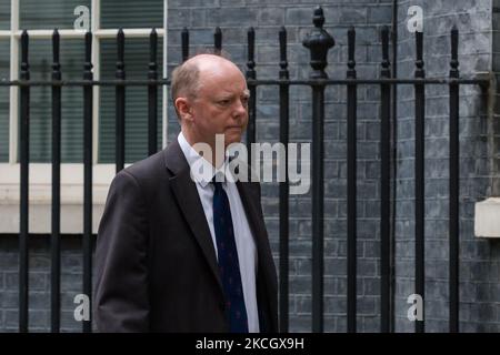 LONDRES, ROYAUME-UNI - 05 JUILLET 2021 : Professeur Chris Whitty, Le conseiller médical en chef du gouvernement se rend à la salle d’information de la presse de Downing Street alors que le Premier ministre britannique Boris Johnson annoncera la levée de toutes les restrictions légales de verrouillage sur 19 juillet, ainsi que la suppression des mesures obligatoires sur les masques faciaux et les distances sociales sur 05 juillet 2021 à Londres, en Angleterre. (Photo de Wiktor Szymanowicz/NurPhoto) Banque D'Images