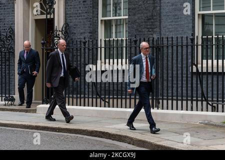 LONDRES, ROYAUME-UNI - 05 JUILLET 2021 : Sir Patrick Vallance, conseiller scientifique en chef du gouvernement (R) et le Professeur Chris Whitty, Le conseiller médical en chef du gouvernement (C) se rend à la salle d’information de la presse de Downing Street alors que le Premier ministre britannique Boris Johnson annoncera la levée de toutes les restrictions légales de verrouillage sur 19 juillet, ainsi que la suppression des mesures obligatoires sur les masques faciaux et les distances sociales sur 05 juillet 2021 à Londres, Angleterre. (Photo de Wiktor Szymanowicz/NurPhoto) Banque D'Images