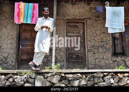 L'homme de Kashmiri se tient devant sa maison de boue à Baba Nagri, au Cachemire, en Inde. (Photo de Creative Touch Imaging Ltd./NurPhoto) Banque D'Images