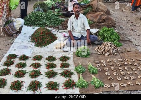 L'homme vend du curcuma, des piments et de la coriandre au bazar Shaniwaar Subzi, qui est le plus grand marché de fruits et légumes de la ville indienne de Nagpur, Maharashtra, Inde. (Photo de Creative Touch Imaging Ltd./NurPhoto) Banque D'Images