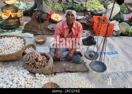 Man vend de l'ail et du gingembre au bazar Shaniwaar Subzi, qui est le plus grand marché de fruits et légumes de la ville indienne de Nagpur, Maharashtra, Inde. (Photo de Creative Touch Imaging Ltd./NurPhoto) Banque D'Images