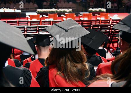 Les diplômés regardent leurs amis et leurs familles dans l'auditoire en regardant avec enthousiasme pendant la convocation à l'Université York à Toronto, Ontario, Canada, on 12 juin 2013. Plus de 3000 diplômés ont assisté à la convocation pour célébrer leur succès et recevoir leurs diplômes de la Faculté des arts libéraux et des études professionnelles. (Photo de Creative Touch Imaging Ltd./NurPhoto) Banque D'Images