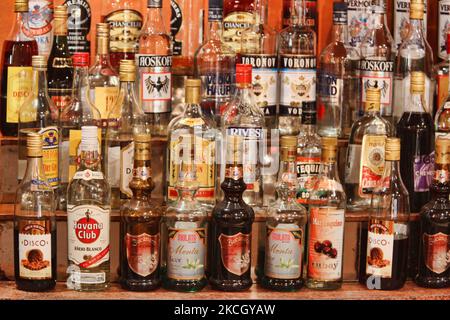 Divers spiritueux et liqueurs se sont établis derrière un bar à Varadero, Cuba. (Photo de Creative Touch Imaging Ltd./NurPhoto) Banque D'Images