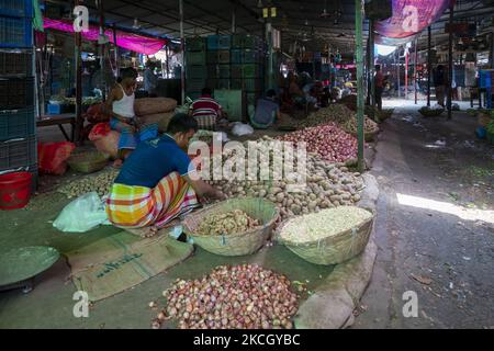 Un vendeur de légumes sans masque attend le client car peu de clients sont arrivés sur le marché de 6 juillet 2021 à Dhaka, au Bangladesh. Le 6th juillet 2021, le nombre de décès est le deuxième plus élevé et le nombre de nouveaux cas le plus élevé (163 décès et 11 525 nouveaux cas) en une journée au Bangladesh depuis le début de la pandémie. Tous les départements du bataillon d'application de la loi impliquent plusieurs actions juridiques pour que les gens restent chez eux. En réalité, le nombre de personnes et de véhicules a beaucoup augmenté. (Photo par Istiak Karim/NurPhoto) Banque D'Images