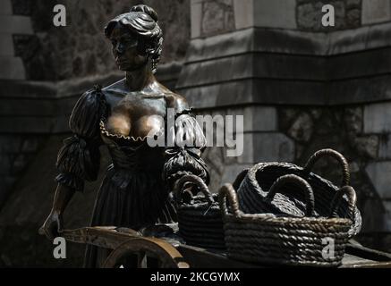 Statue de Molly Malone devant le pub O'Neill, sur Suffolk Street, dans le centre-ville de Dublin. Le lundi 05 juillet 2021, à Dublin, Irlande (photo d'Artur Widak/NurPhoto) Banque D'Images