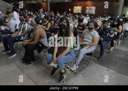 Zone d'observation dans les installations de la bibliothèque Vasconcelos située dans le district de Cuauhtémoc à Mexico, où les personnes âgées de 30 à 39 ans ont été immunisées contre le COVID-19 avec la première dose du produit biologique AstraZeneca pendant l'urgence sanitaire et le feu jaune de circulation épidémiologique dans la capitale. (Photo de Gerardo Vieyra/NurPhoto) Banque D'Images