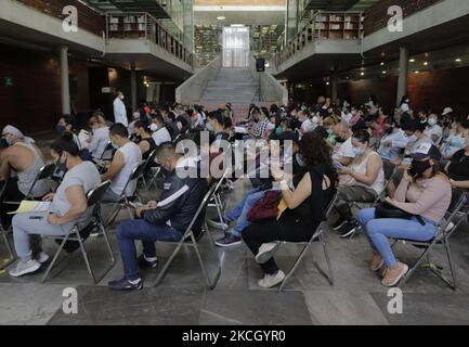 Zone d'observation dans les installations de la bibliothèque Vasconcelos située dans le district de Cuauhtémoc à Mexico, où les personnes âgées de 30 à 39 ans ont été immunisées contre le COVID-19 avec la première dose du produit biologique AstraZeneca pendant l'urgence sanitaire et le feu jaune de circulation épidémiologique dans la capitale. (Photo de Gerardo Vieyra/NurPhoto) Banque D'Images