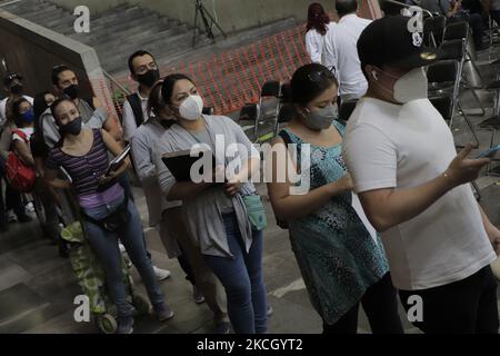 Zone d'observation dans les installations de la bibliothèque Vasconcelos située dans le district de Cuauhtémoc à Mexico, où les personnes âgées de 30 à 39 ans ont été immunisées contre le COVID-19 avec la première dose du produit biologique AstraZeneca pendant l'urgence sanitaire et le feu jaune de circulation épidémiologique dans la capitale. (Photo de Gerardo Vieyra/NurPhoto) Banque D'Images