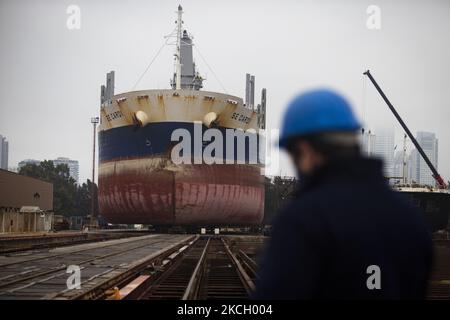 Un navire est considéré comme le ministre argentin de l'économie, Martin Guzman, assiste à la cérémonie pour la livraison de la corvette "Robinson" de l'ARA qui a été soumise à un processus de réparation opérationnelle au chantier naval de Tandanor, à Buenos Aires, en Argentine 6 juillet 2021. (Photo de Matías Baglietto/NurPhoto) Banque D'Images