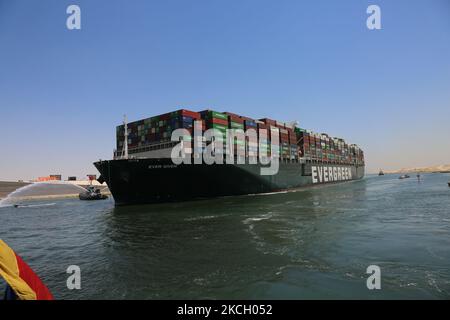 Le navire Evergreen quitte le canal de Suez pour la Méditerranée après avoir signé le contrat de règlement, à 7 juillet 2021, en Ismailia, en Égypte. Le navire s'était installé dans le chenal en mars, ce qui a nécessité une opération de récupération de six jours pour libérer le navire. L'autorité du canal et le gouvernement égyptien ont arrêté le navire pendant plus de 3 mois pour régler les dommages causés au navire (photo de Ziad Ahmed/NurPhoto) Banque D'Images