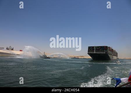 Le navire Evergreen quitte le canal de Suez pour la Méditerranée après avoir signé le contrat de règlement, à 7 juillet 2021, en Ismailia, en Égypte. Le navire s'était installé dans le chenal en mars, ce qui a nécessité une opération de récupération de six jours pour libérer le navire. L'autorité du canal et le gouvernement égyptien ont arrêté le navire pendant plus de 3 mois pour régler les dommages causés au navire (photo de Ziad Ahmed/NurPhoto) Banque D'Images