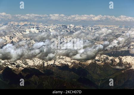 Vue aérienne des sommets des montagnes de l'Himalaya qui dépassent de la couverture nuageuse au Cachemire, en Inde, sur 21 juin 2010. (Photo de Creative Touch Imaging Ltd./NurPhoto) Banque D'Images