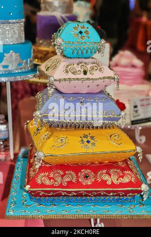 Gâteau de mariage à quatre niveaux sculpté dans la forme d'oreillers à Mississauga, Ontario, Canada, on 16 février 2014. (Photo de Creative Touch Imaging Ltd./NurPhoto) Banque D'Images