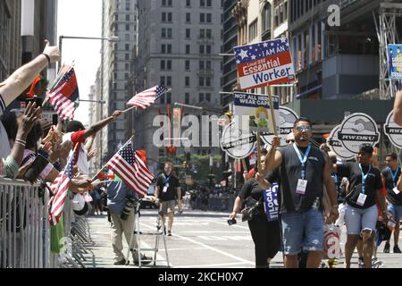 Des centaines de premiers intervenants, de travailleurs de la santé et de travailleurs essentiels participent à un défilé de ticker en leur honneur à travers le Canyon des héros sur 7 juillet 2021 à New York, aux États-Unis. Grand maréchal Sandra Lindsay est une infirmière de Queens qui a été la première américaine à recevoir le vaccin de Pfizer. (Photo de John Lamparski/NurPhoto) Banque D'Images