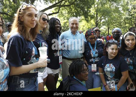 Le sénateur Chuck Schumer (D-NY) salue les gens alors que des centaines de premiers intervenants, de travailleurs de la santé et de travailleurs essentiels participent à un défilé de ticker en leur honneur dans le Canyon of Heroes on 7 juillet 2021 à New York, aux États-Unis. Grand maréchal Sandra Lindsay est une infirmière de Queens qui a été la première américaine à recevoir le vaccin de Pfizer. (Photo de John Lamparski/NurPhoto) Banque D'Images