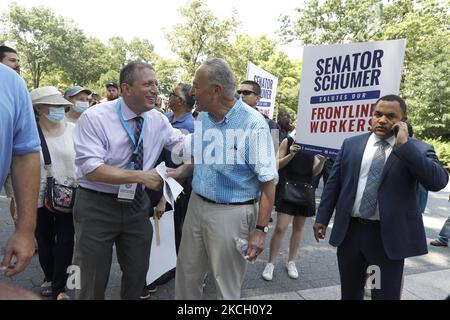 Le sénateur Chuck Schumer (D-NY) salue les gens alors que des centaines de premiers intervenants, de travailleurs de la santé et de travailleurs essentiels participent à un défilé de ticker en leur honneur dans le Canyon of Heroes on 7 juillet 2021 à New York, aux États-Unis. Grand maréchal Sandra Lindsay est une infirmière de Queens qui a été la première américaine à recevoir le vaccin de Pfizer. (Photo de John Lamparski/NurPhoto) Banque D'Images