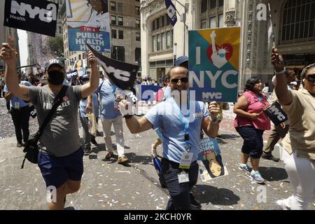 Des centaines de premiers intervenants, de travailleurs de la santé et de travailleurs essentiels participent à un défilé de ticker en leur honneur à travers le Canyon des héros sur 7 juillet 2021 à New York, aux États-Unis. Grand maréchal Sandra Lindsay est une infirmière de Queens qui a été la première américaine à recevoir le vaccin de Pfizer. (Photo de John Lamparski/NurPhoto) Banque D'Images