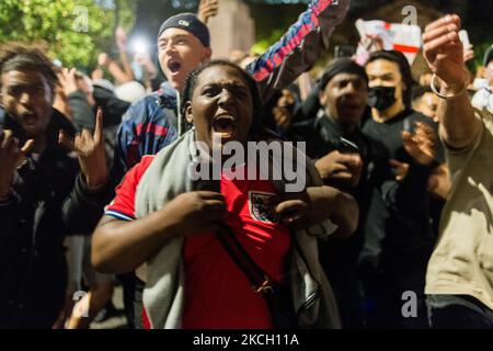 Les supporters d'Angleterre célèbrent la victoire à la suite du match de football semi-final de l'UEFA EURO 2020 entre l'Angleterre et le Danemark, à Londres, en Grande-Bretagne, le 7 juillet 2021. Le but extra-temps de Harry Kane a donné mercredi à l'Angleterre une victoire de 2-1 sur un Danemark en ruines et les a emmenés à la finale de l'Euro 2020 contre l'Italie, leur première finale de tournoi majeur depuis la coupe du monde de 1966. (Photo de Maciek Musialek/NurPhoto) Banque D'Images