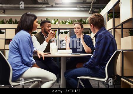 Tout commence par de petites idées. Un groupe de concepteurs ayant une réunion dans un bureau. Banque D'Images