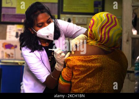 Un travailleur de la santé inocule les personnes qui ont reçu une dose du vaccin Covid-19 du coronavirus dans un centre de vaccination à Ajmer, Rajasthan, Inde, le 08 juillet 2021. (Photo par Himanshu Sharma/NurPhoto) Banque D'Images