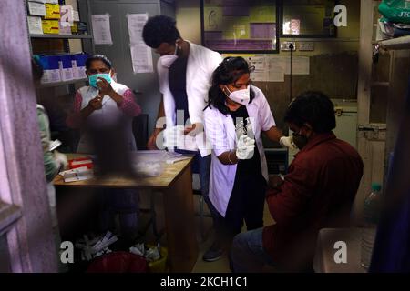 Un travailleur de la santé inocule les personnes qui ont reçu une dose du vaccin Covid-19 du coronavirus dans un centre de vaccination à Ajmer, Rajasthan, Inde, le 08 juillet 2021. (Photo par Himanshu Sharma/NurPhoto) Banque D'Images